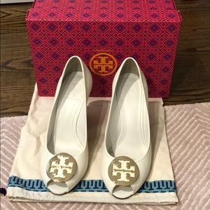 Tory Burch Ethel Peep toe pump with Gold logo.